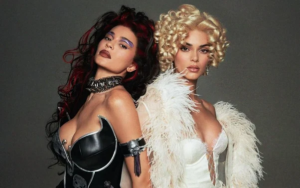 Kendall Jenner și Kylie Jenner au ales ținute din seria  „Batman Forever” / Foto: Instagram