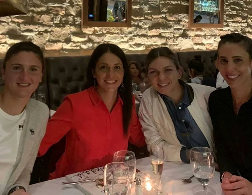 
    Raluca Olaru, alături de Simona Halep, Irina Begu și Mihaela Buzărnescu, la ziua eiFoto: Facebook  