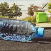 Sticla de plastic pe asfalt FOTO SHUTTERSTOCK