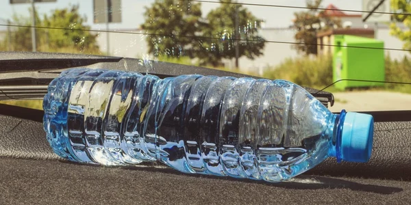 Sticla de plastic pe asfalt FOTO SHUTTERSTOCK