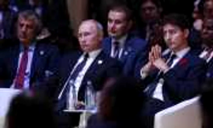 Hashim Thcaci stand langa Vladimir Putin si Justin Trudeau la Forumul Pacii de la Paris FOTO EPA-EFE