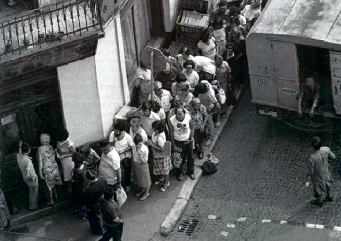 Penuria de alimente de bază devenise cronică în România, în perioada comunistă Foto: Arhivă