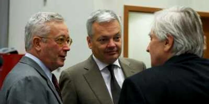 Giulio Tremonti, ministrul italian de finanţe, Didier Reynders, ministrul belgian de finanţe şi  Jean-Claude Trichet, preşedintele BCE