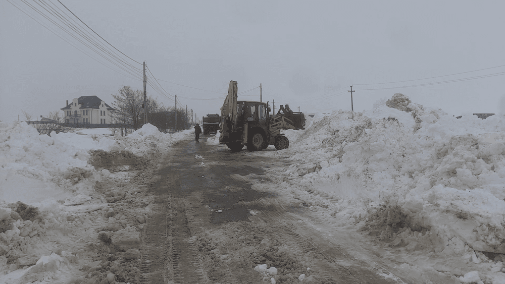 Oameni deszăpeziți după 48 de ore de izolare și drumuri cu troiene, în urma ninsorilor din județul Suceava FOTO 