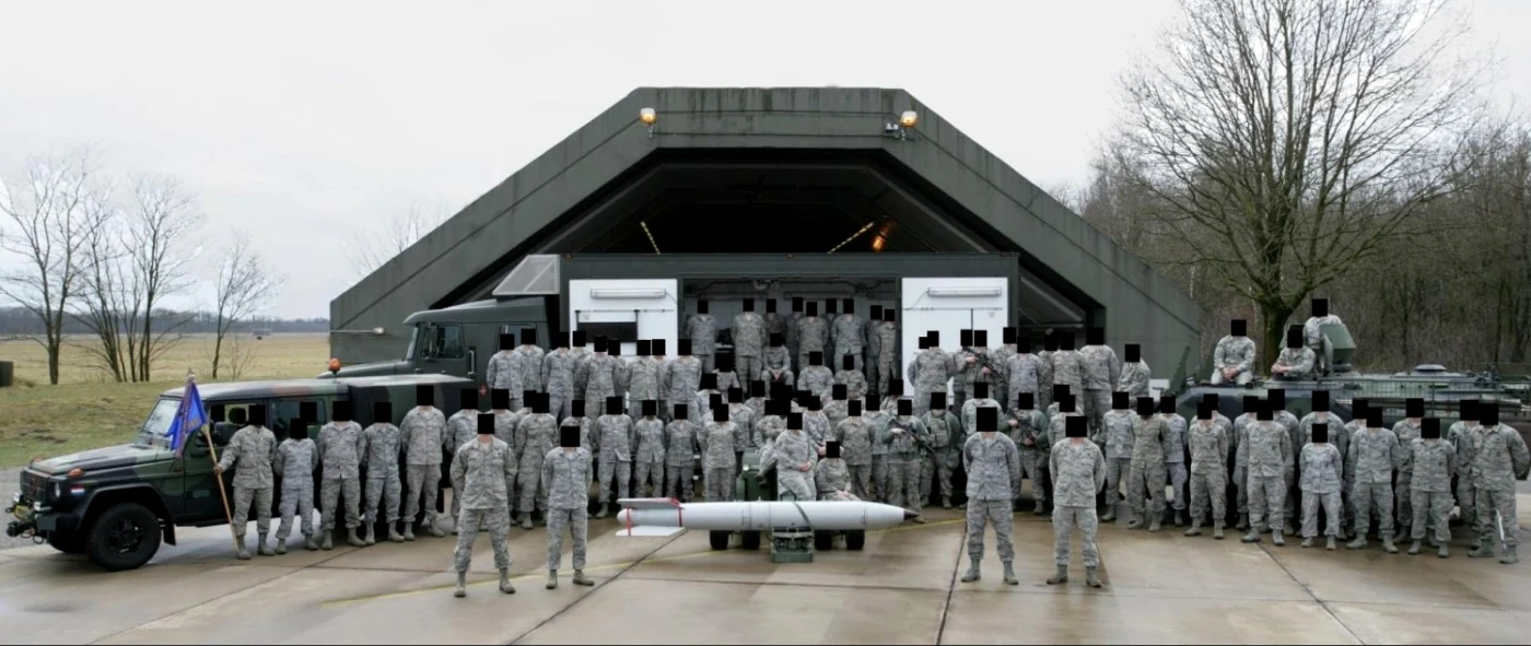 Fotografie scăpată pe Facebook în 2013 de către soldaţi americani FOTO Bellingcat