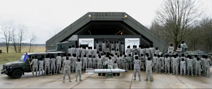 Fotografie scăpată pe Facebook în 2013 de către soldaţi americani FOTO Bellingcat