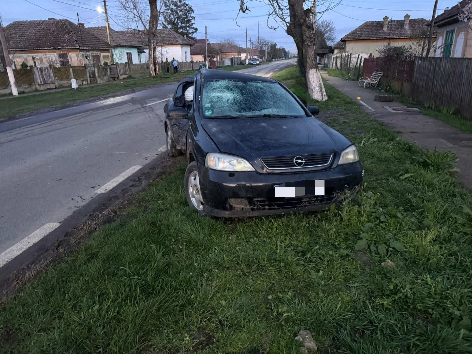 Un șofer beat a intrat cu mașina în copac. O roată a mașinii s-a desprins și a lovit grav o femeie