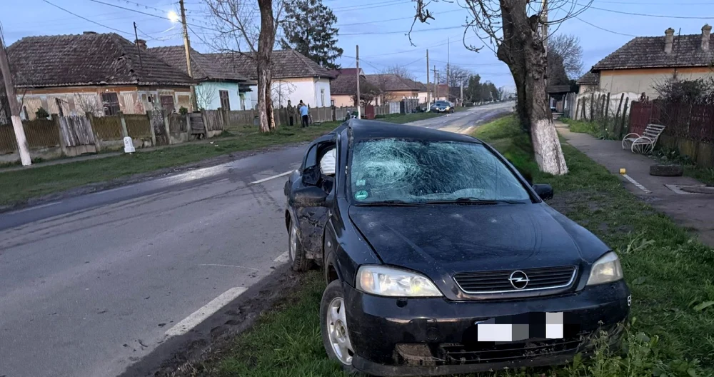 Șoferul a intrat cu mașina în copac FOTO: Poliția Dolj