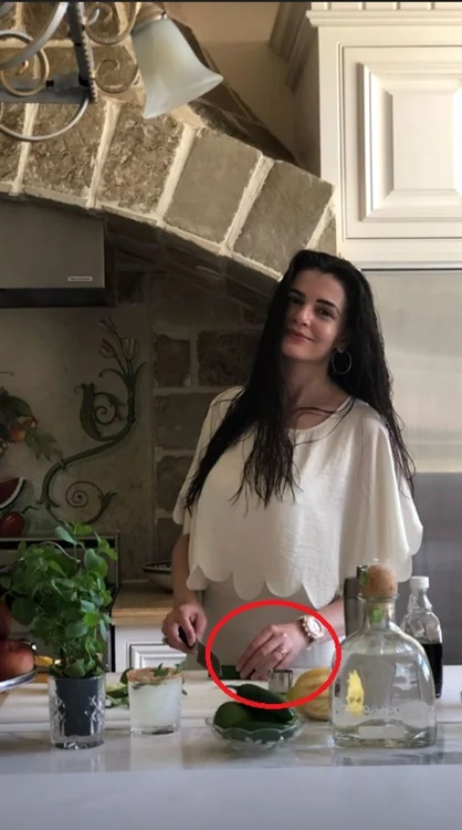 Monica Gabor purta inelul de la Mr. Pink încă de vara trecută, când a filmat pentru o emisiune tv