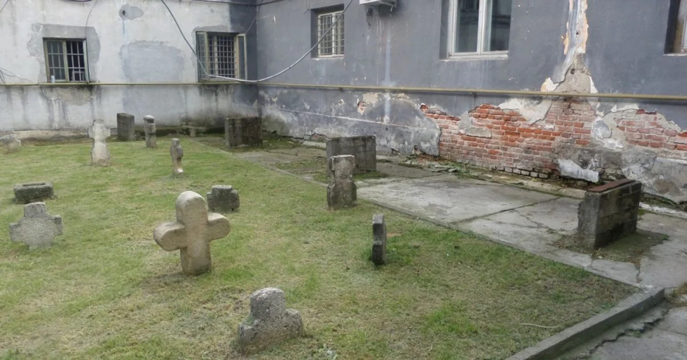 cimitir simbolic in curtea inchisorii pitesti