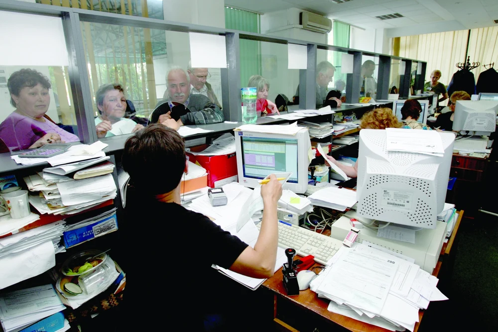 Legea prin care cresc taxele locale, pentru care Guvernul și-a angajat răspunderea, a fost publicată în Monitorul Oficial