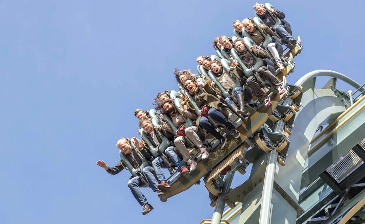 
    Yukon Striker vă provoacă la o cădere liberă de la 82 de metri în 3 secunde și patru piruete la 360 de grade   