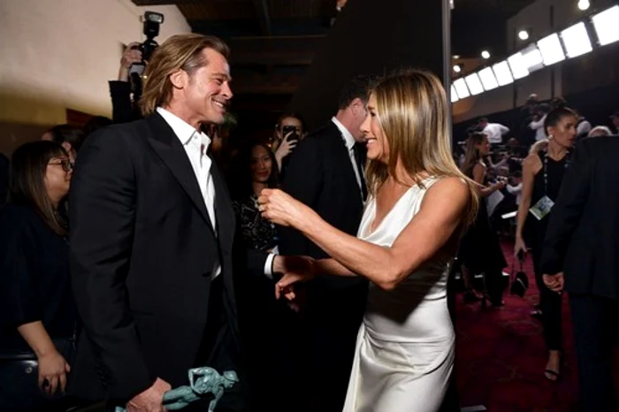 Aniston şi Pitt au fost surprinşi în culisele SAG AWARDS la începutul anului, foarte apropiaţi unul cu celălalt