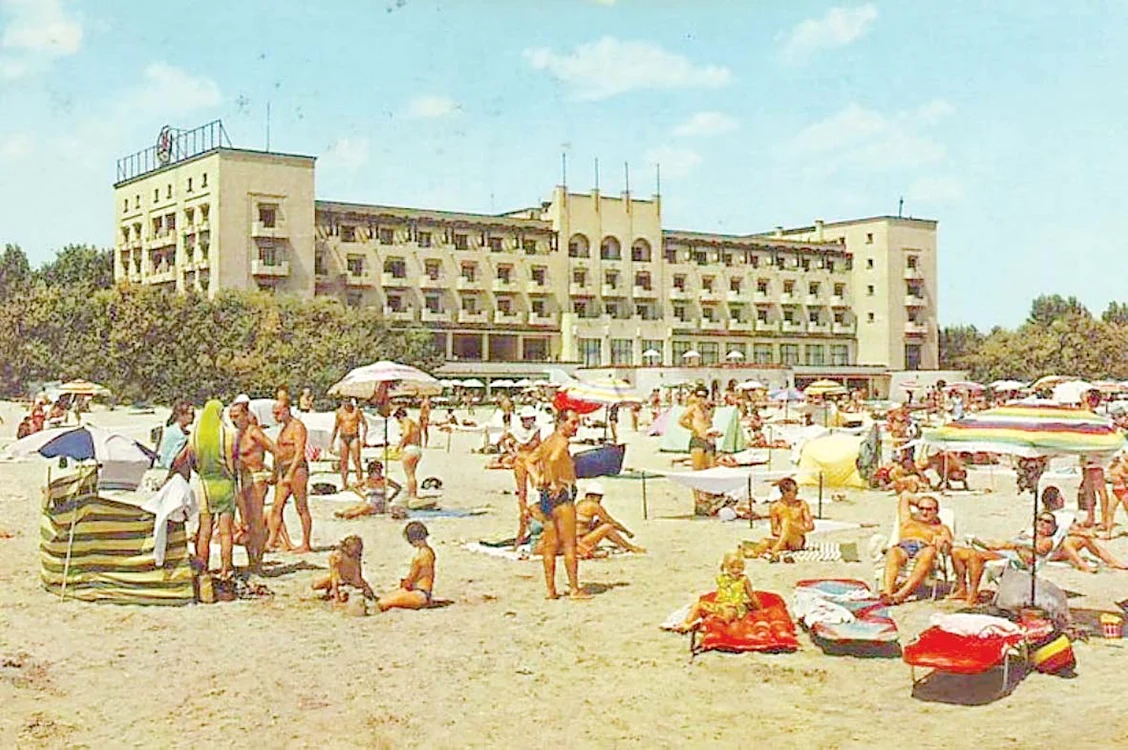 Hotel REX, 1974. În faţa Hotelului Internaţional REX orice turist putea face plajă în anii ’70