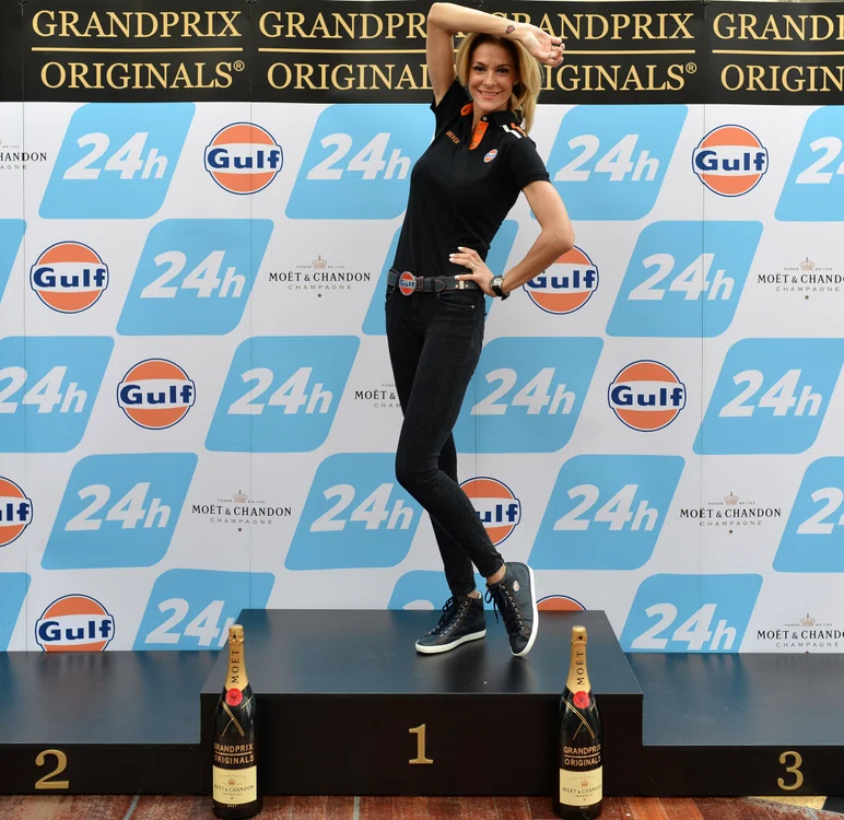
    Roxana, pe podiumul evenimentuluiFoto Click!  