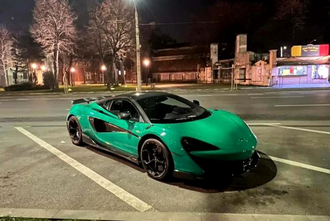 Bolidul sport Maclaren cu numere false al afaceristului austriac
