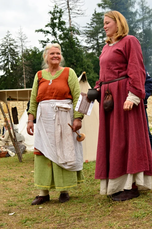 Scenă desprinsă parcă din alte timpuri: Margit Yndestad şi Ingrid Galadriel Aune Nilsen, în haine de epocă, la Râşnov