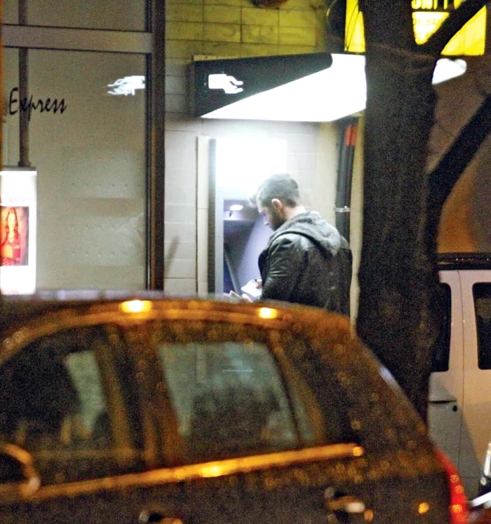 
    De puţin timp, solista  conduce un Nissan Juke muştar,  care costă 30.000 de euroFoto: Mihai Ionescu  