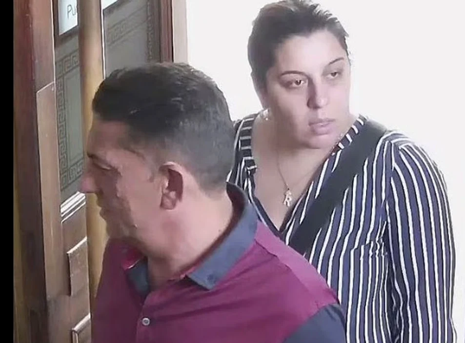 Cuplul de români, în timp ce intra în magazinul Old Bank Antique FOTO: captura video