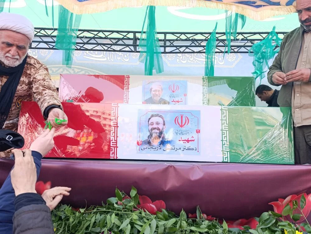 Funeralii la Teheran. Mii de iranieni au ieșit în stradă pentru a-l jeli pe șeful securității, Ali Larijani, și amenință Israelul cu răzbunare