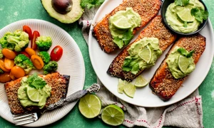 somon cu sos de avocado jpeg