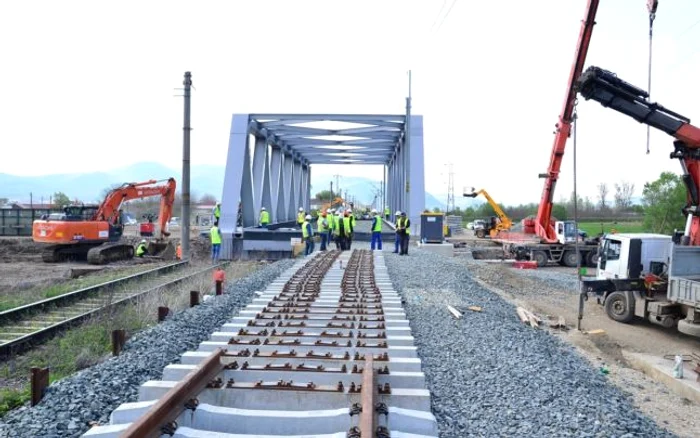 Muncitorii lucrează de zor pe șantierul magistralei feroviareFoto: Facebook / Marcel Banu