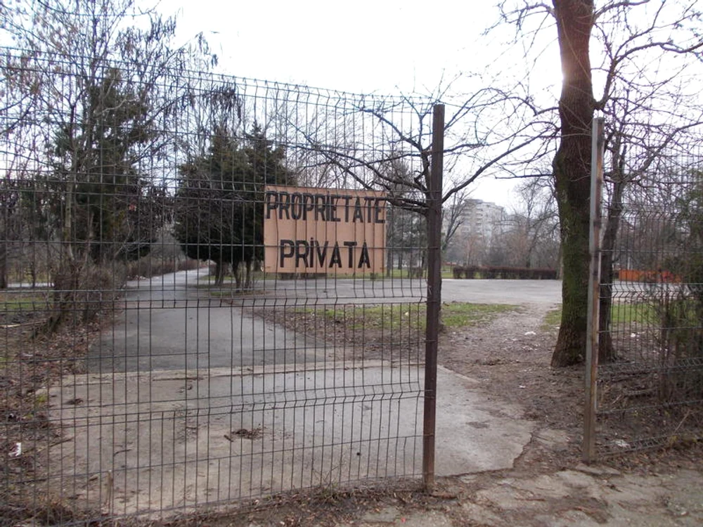 Parcul din sectorul 2 a fost văduvit de 4 hecatre de spațiu verde (foto: hotnews.ro)