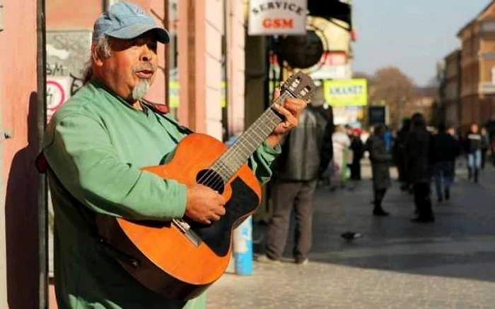 Humberto Aguilara cântat zilnic, timp de zece ani pe strada Republicii. FOTOAdevărul.