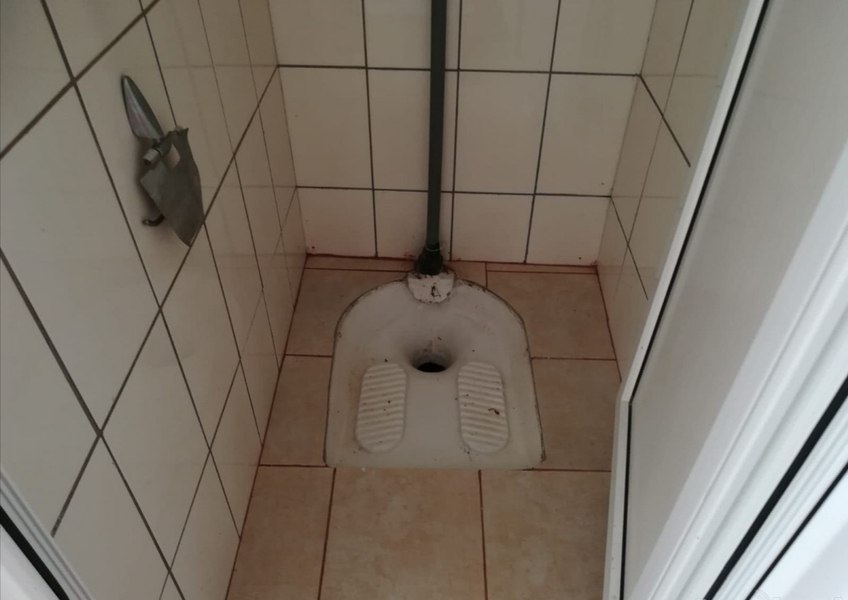 Școli fără apă potabilă, în clădiri vechi și degradate. Pentru prima dată, unele vor avea toalete în interior