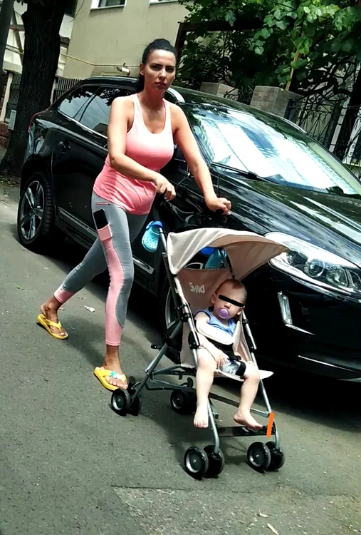 Lavinia a preferat o ținută lejeră pentru plimbarea cu băiețelul ei