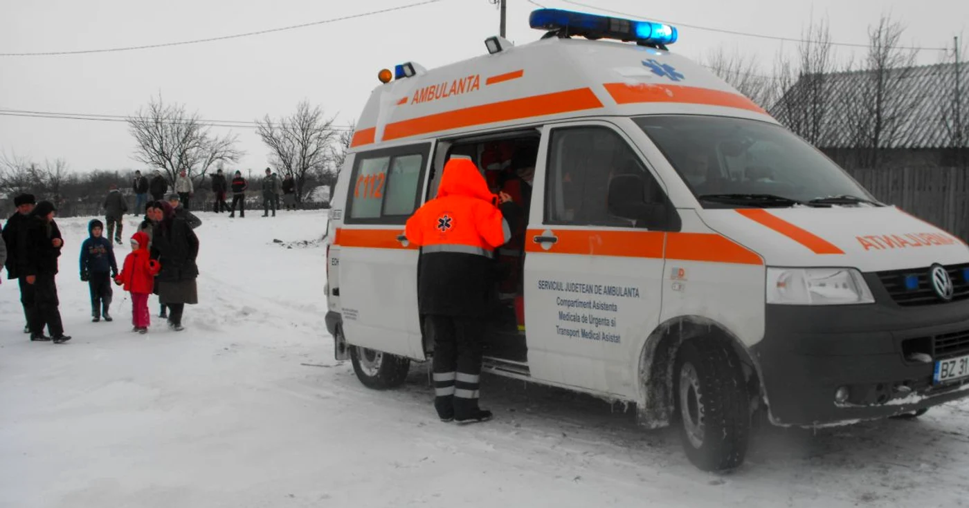 Femeia a fost luată din stradă de o ambulanță care a transportat-o la spital