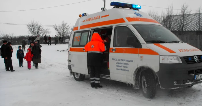 Femeia a fost luată din stradă de o ambulanță care a transportat-o la spital