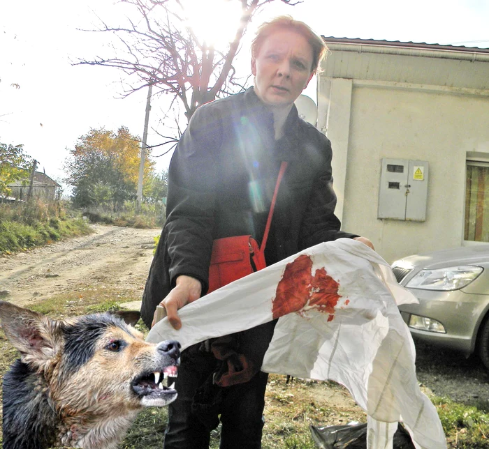 Alina Burac, femeia care are grijă de Iulia, arată cămașa plină de sânge a fetiţei