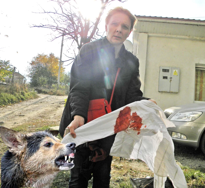 Alina Burac, femeia care are grijă de Iulia, arată cămașa plină de sânge a fetiţei