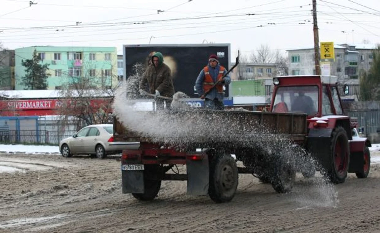 
    Drumarii împrăștie antiderapant în zonele cu probleme  