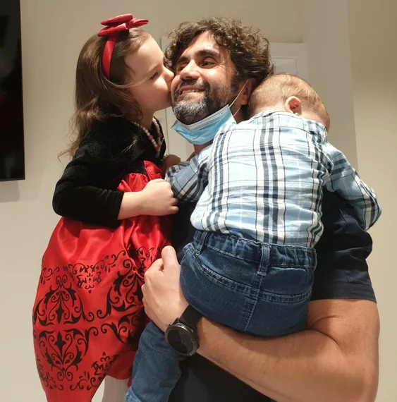 Dr. Andreas Vythoulkas are o colecție imresionantă de fotografii alături de copiii aduși pe lume
