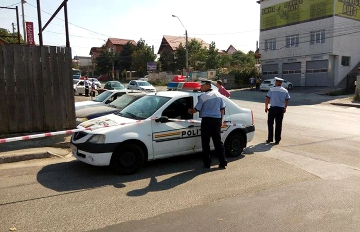 Mai multe echipaje de Poliţie au ajuns lângă locuinţa directorului înjunghiat FOTO: sursata.ro