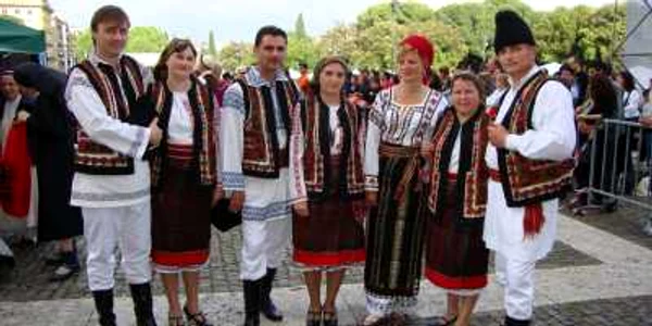 O parte a membrilor ansamblului basarabean "Joc"