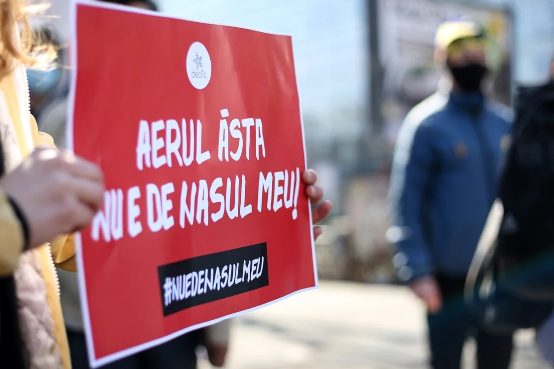 Membri ai comunitatii Declic lanseaza o statie de verificare a poluarii aerului in Piata Victoriei din Bucuresti, 26 martie 2021. Inquam Photos / Sabin Cirstoveanu