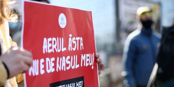 Membri ai comunitatii Declic lanseaza o statie de verificare a poluarii aerului in Piata Victoriei din Bucuresti