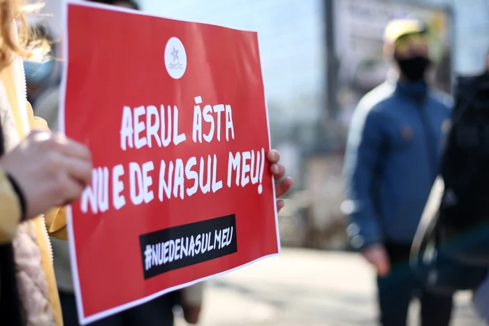 Membri ai comunitatii Declic lanseaza o statie de verificare a poluarii aerului in Piata Victoriei din Bucuresti, 26 martie 2021. Inquam Photos / Sabin Cirstoveanu