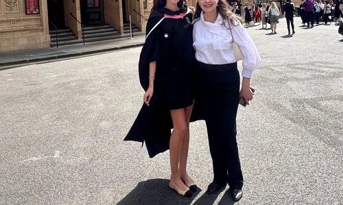 Rita Mureșan la ceremonia de absolvire a fiicei celei mici, Gloria Mureșan, la Londra   Facebook (4) jpg