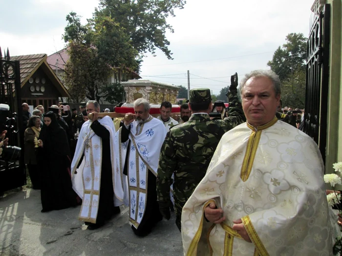 O parte din moaste vor ramane la Manastirea Hurezi. Foto Adevarul