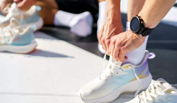 new balance 327 cum sa ti imbunatatesti aspectul cu un amestec de stiluri traditionale de alergare si street style jpg