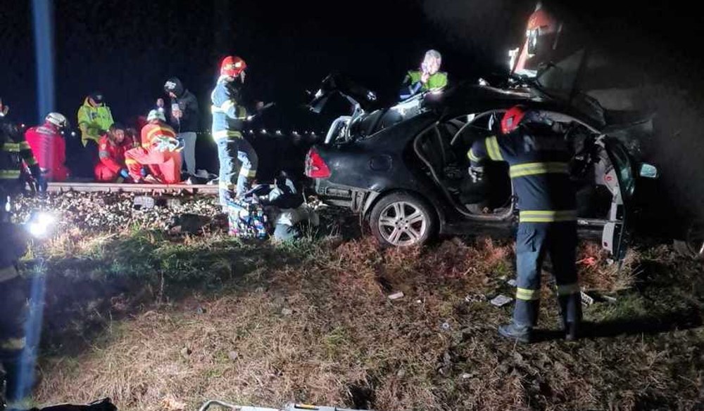 O femeie a murit şi doi bărbaţi au fost răniţi după ce o maşină a fost lovită de tren, la Podu Iloaiei
