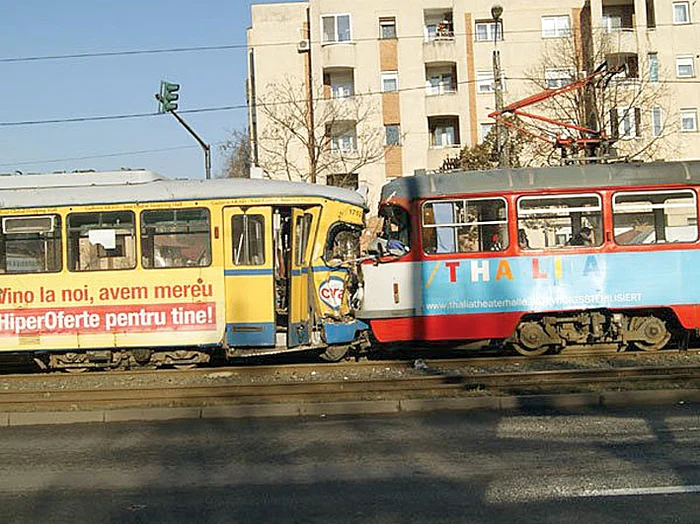 
    Tramvaiul şi-a schimbat  brusc direcţia spre  stânga şi a lovit maşina  care circula regulamentar Foto: Sever Gheorghe/ Brigada Rutieră  