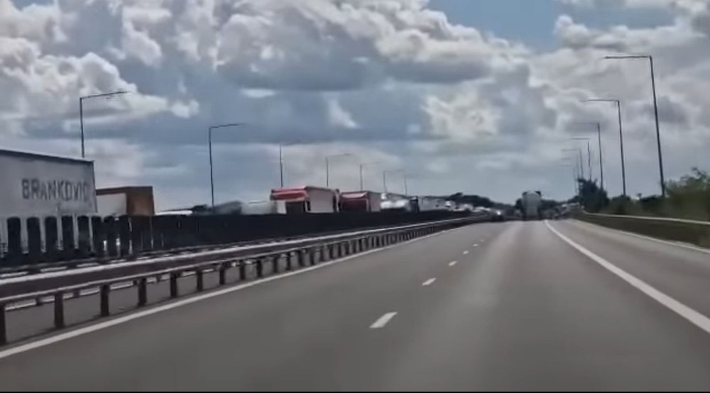 Lecția dată de un șofer de camion iresponsabililor care foloseau banda de urgență de pe A1 ca să scape de aglomerație FOTO