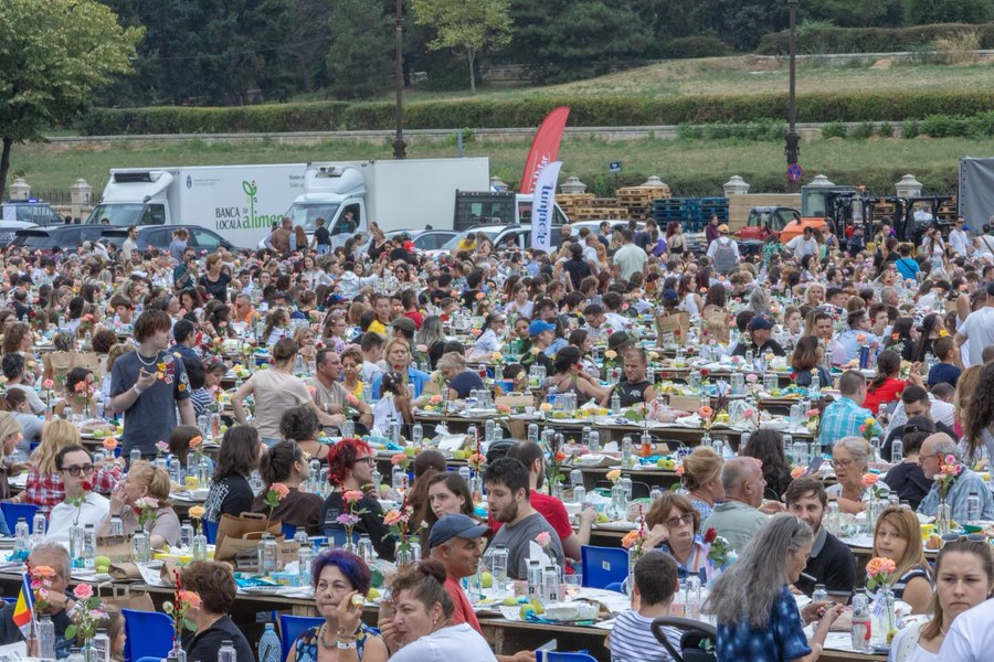 Record mondial după ce 20000 de oameni au cinat împreună în Piața Constituției din Capitală
