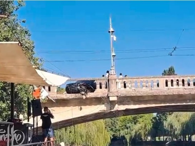 Accident între două mașini pe Podul Mihai Viteazul din Timișoara. Unul din autoturisme, la un pas să cadă în râul Bega