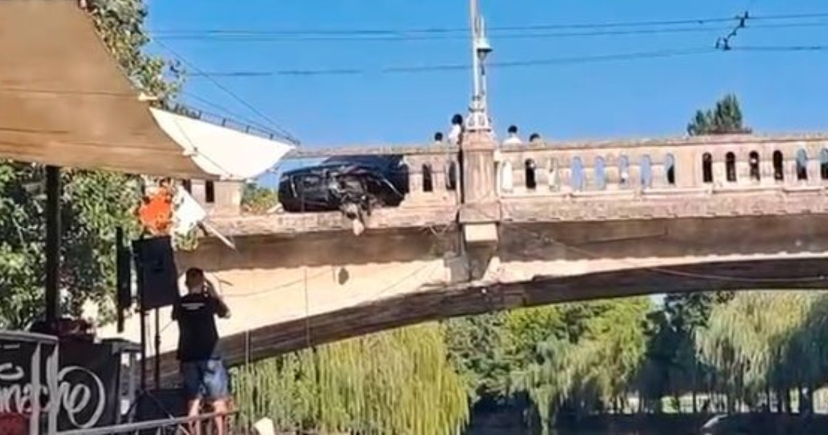 Accident pe Podul Mihai Viteazul din Timișoara: o mașină aproape a căzut în râul Bega.